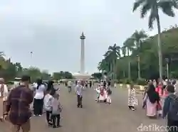 H+2 Lebaran, Meski Sore Hari Monas Masih Ramai Dikunjungi