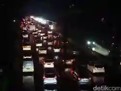 Lalin dari Bandung ke Jakarta Diputar Balik Menuju Tol Japek II Selatan Malam Ini